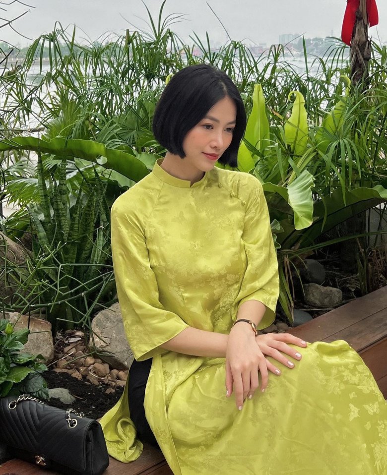 Phương Khánh và chiếc áo dài gấm mang tông màu Brat Green đẹp hoàn hảo.