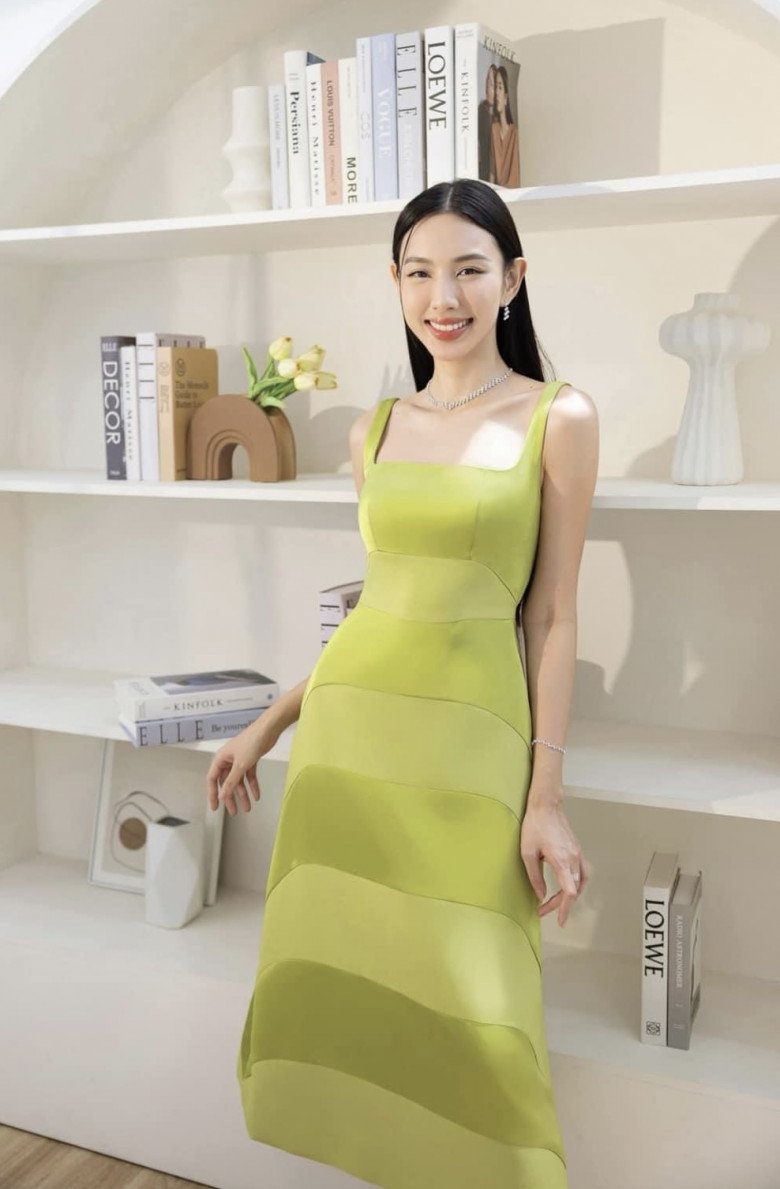 Thuỳ Tiên là quý cô công sở tươi mới với chiếc váy màu Brat Green ngọt ngào.