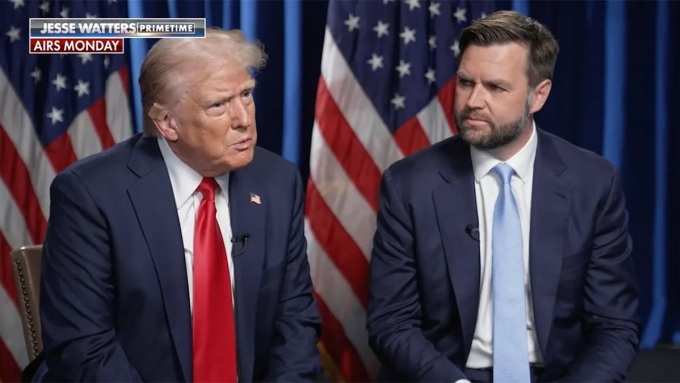 Ông Donald Trump (trái) và ông JD Vance trong cuộc phỏng vấn được phát sóng ngày 22/7. Ảnh: Fox News