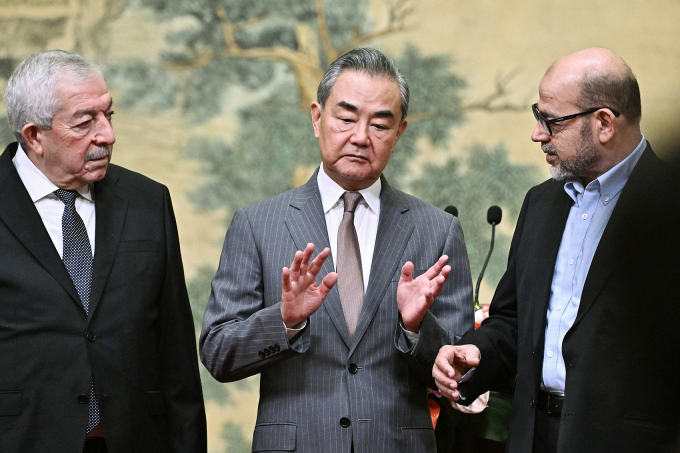 Từ trái qua phải: phái viên Fatah Mahmoud al-Aloul, Ngoại trưởng Trung Quốc Vương Nghị và phái viên Hamas Mussa Abu Marzuk tại Bắc Kinh ngày 23/7. Ảnh: AFP