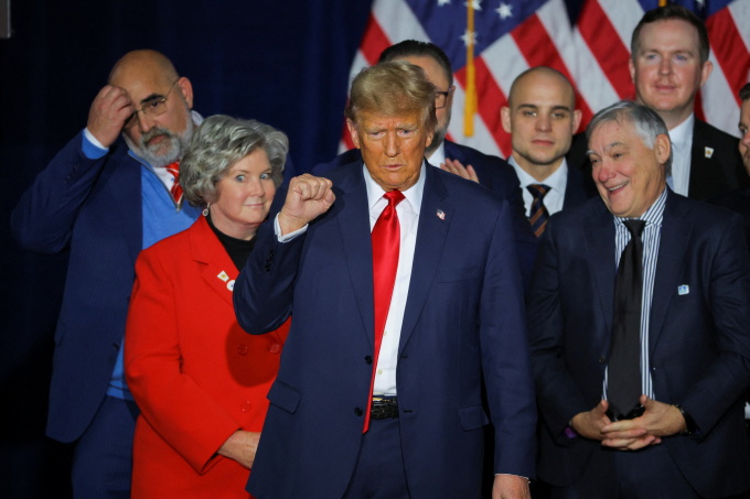 Cựu tổng thống Donald Trump đứng cùng Chris LaCivita (ngoài cùng bên trái), Susie Wiles (thứ hai, từ trái sang) và các quan chức khác trong chiến dịch tranh cử tại Des Moines, bang Iowa ngày 15/1. Ảnh: Reuters