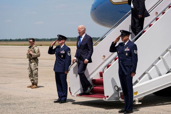Tổng thống Joe Biden bước xuống chuyên cơ Air Force One tại sân bay quân sự Andrews, ở ngoại ô thủ đô Washington, vào ngày 23/7. Ảnh: Reuters