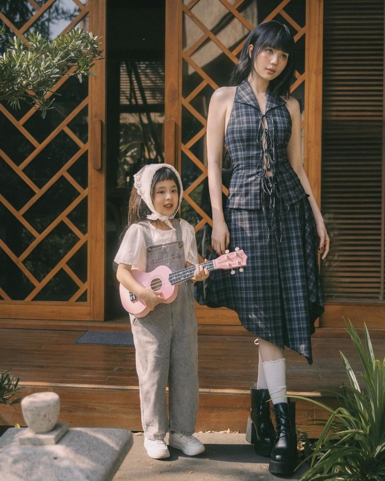 Ngọc Trinh ăn mặc đồng điệu với con gái 5 tuổi.