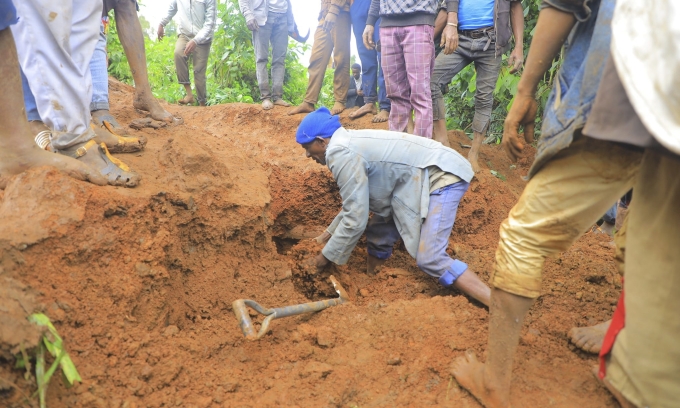 Người dân hỗ trợ tìm kiếm nạn nhân bị lở đất chôn vùi ở vùng Gofa, miền nam Ethiopia, ngày 22/7. Ảnh: AP