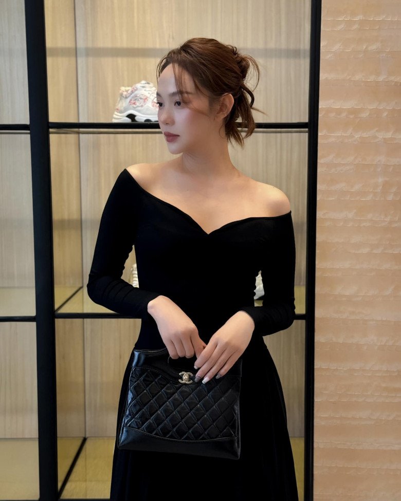 Minh Hằng có phần nổi bật hơn đàn chị khi ứng dụng chiếc váy có phần cổ trễ vai và hoàn thiện tổng thể bằng chiếc túi xách đắt giá từ nhà mốt Chanel.