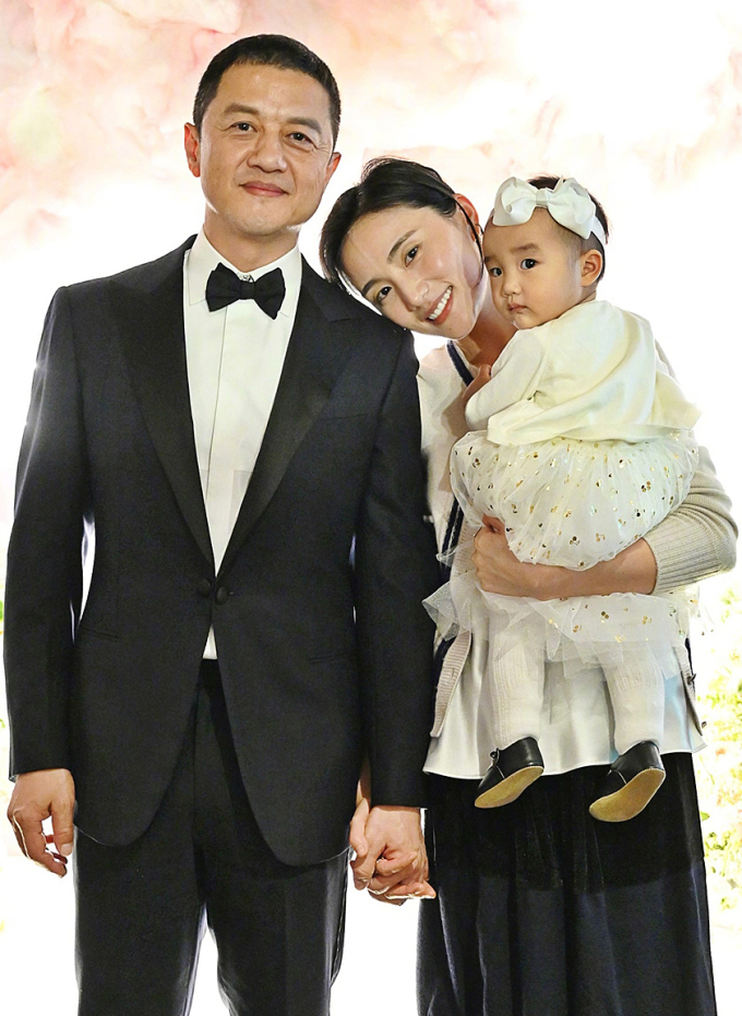Á Bằng, Kim Hỷ và con gái. Ảnh: Weibo/Li Yapeng