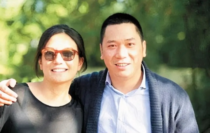 Triệu Vy và doanh nhân Huỳnh Hữu Long. Ảnh: HK01