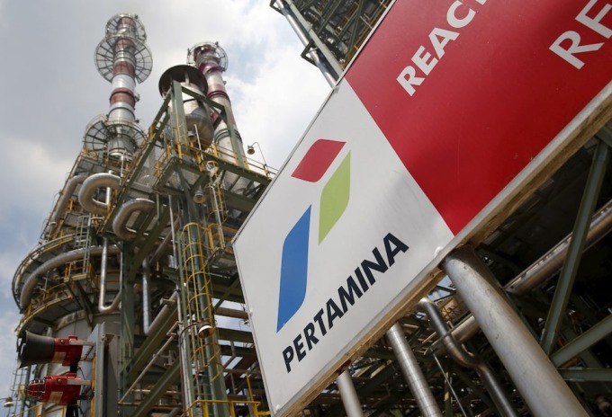 Bên ngoài một nhà máy lọc dầu của Pertamia tại Cilâcp (Java, Indonesia). Ảnh: Reuters