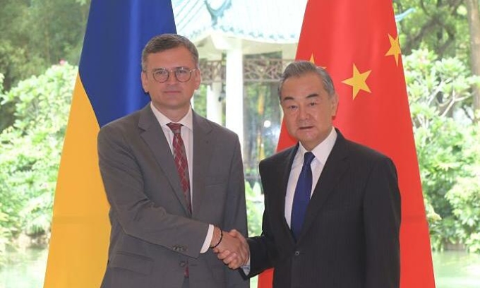 Ngoại trưởng Trung Quốc Vương Nghị (phải) bắt tay Ngoại trưởng Ukraine Dmytro Kuleba tại Quảng Châu. Ảnh: Xinhua