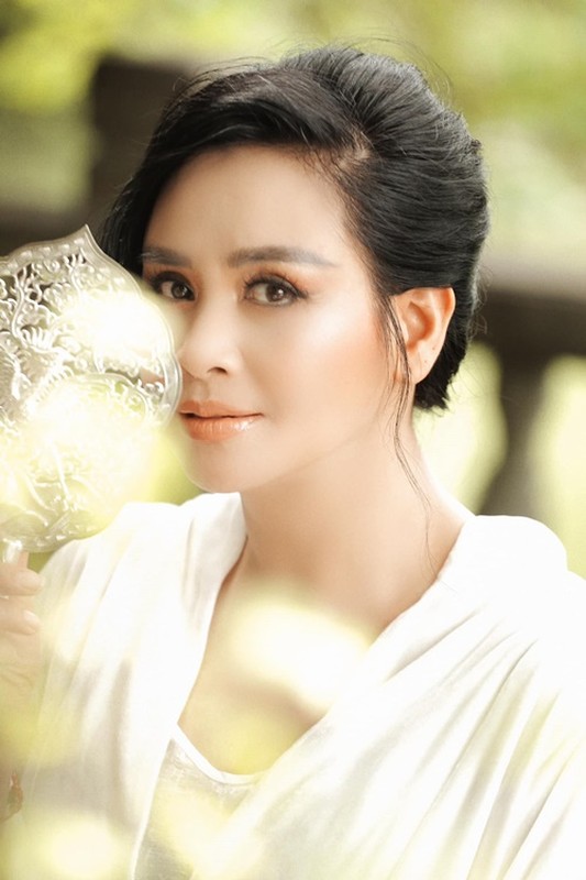 Nữ ca sĩ chia sẻ trên Dân Việt: Ở mỗi giai đoạn khác nhau, người phụ nữ sẽ mang một vẻ đẹp riêng. Ở lứa tuổi của tôi, vẻ đẹp không còn là sự lộng lẫy, tươi tắn, mà là sự an nhiên, tĩnh tại, ở trí tuệ, sự nhân văn, sự rèn luyện trong tâm của mình. Ảnh: FB Thanh Lam.