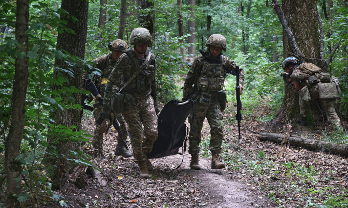 Lính Ukraine huấn luyện sơ tán thương binh tại khu vực không xác định hôm 22/7. Ảnh: AFP