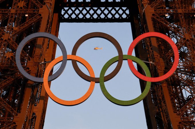 Biểu tượng Olympic trên tháp Eiffel. Ảnh: AFP
