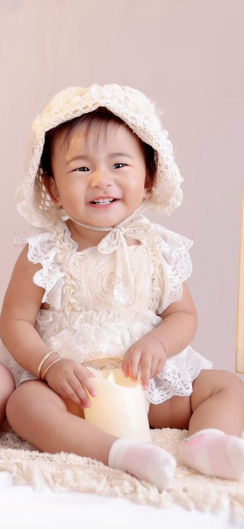 Được nuôi nấng bởi 2 người bố, ái nữ Hà Trí Quang vẫn được chăm chút ngoại hình. Mỗi khi chụp ảnh cùng gia đình, cô bé luôn điệu đà với đủ loại váy áo, phụ kiện lung linh chuẩn tiểu công chúa.