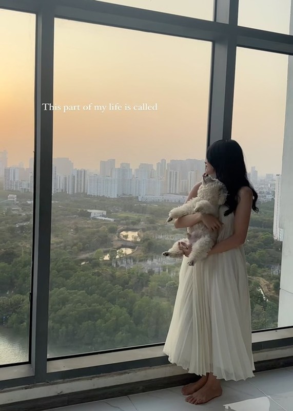 Phương Anh cảm thấy bình yên mỗi khi ngắm cảnh từ penthouse. Ảnh: Instagram Phương Anh.