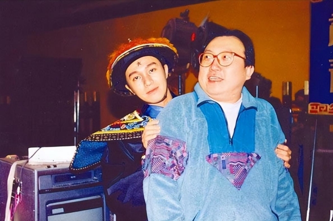 Châu Tinh Trì (trái) và Vương Tinh trên phim trường đầu thập niên 1990. Ảnh: HK01