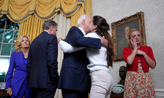 Ông Biden ôm con gái Ashley sau bài phát biểu nêu lý do dừng tranh cử tại Phòng Bầu Dục hôm 24/7. Ảnh: AFP
