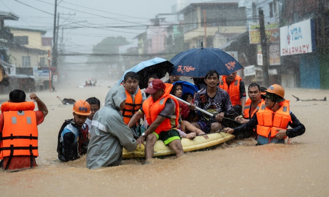 Lực lượng cứu hộ hỗ trợ người dân sơ tán khỏi nước lũ ở thành phố Marikina, vùng thủ đô Manila, Philippines, ngày 24/7. Ảnh: Reuters