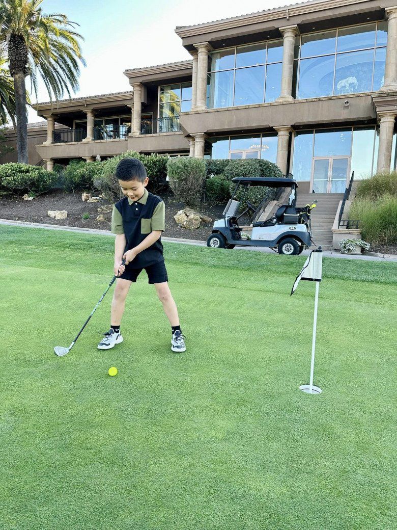 Con trai Đan Trường học chơi golf tại Mỹ với chi phí đắt đỏ.