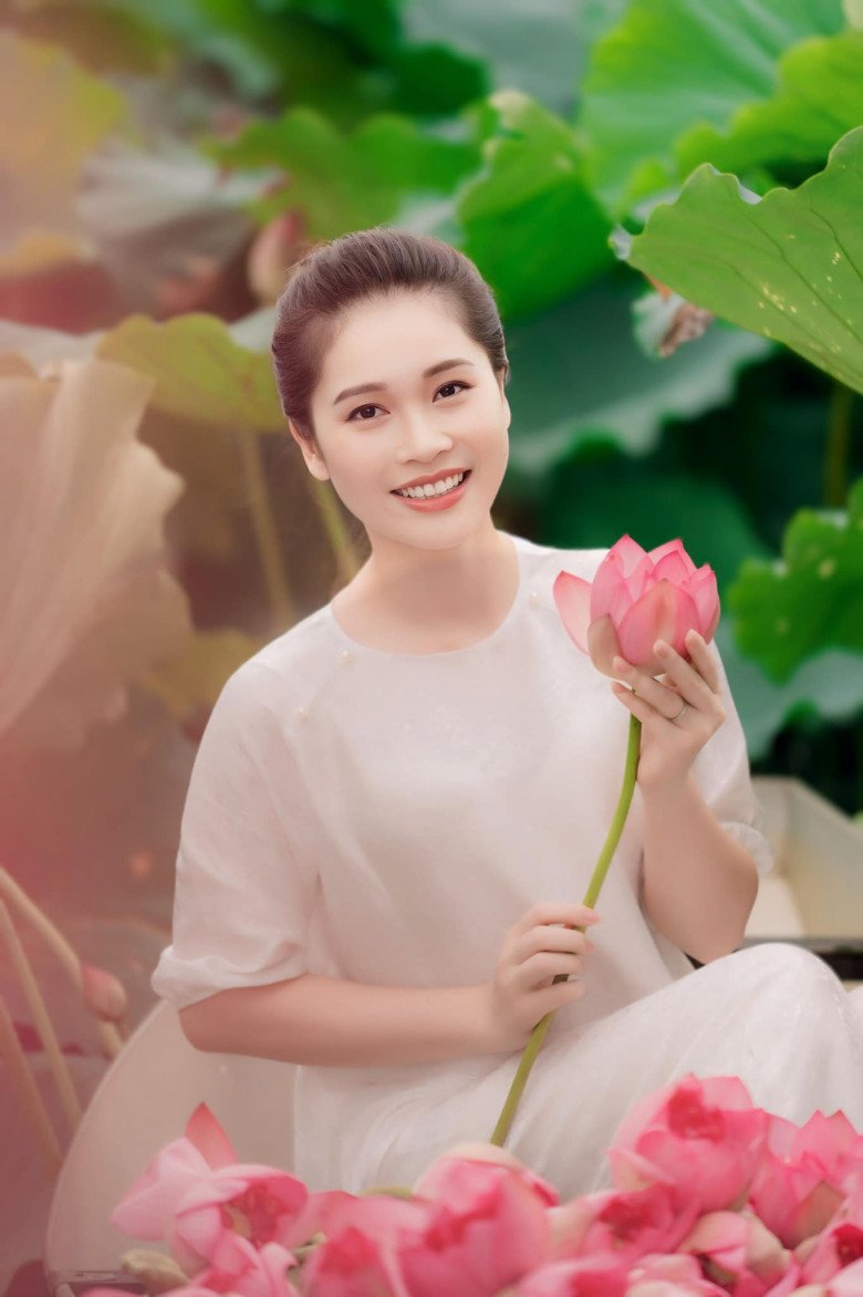 Á hậu Thu Trang có vẻ đẹp dịu dàng, quý phái dù là mẹ 2 con.