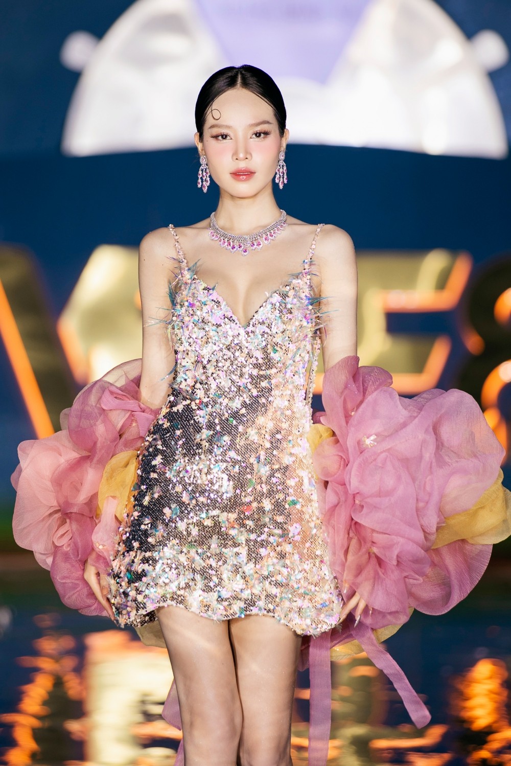 Hoa hậu Thanh Thủy, Bảo Ngọc, Lương Thùy Linh khoe nhan sắc chuẩn beauty queen - 13