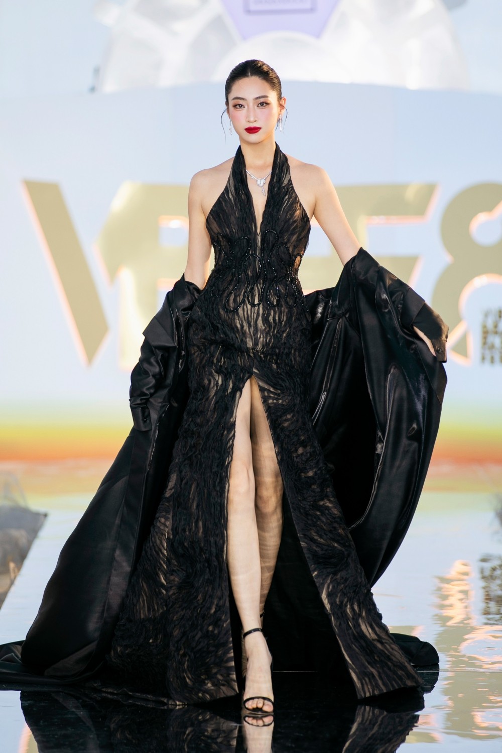 Đảm nhận vị trí vedette trong BST Chạm của NTK Tron Bùi là Hoa hậu Lương Thùy Linh. Nàng hậu khoe nhan sắc xinh đẹp sang trọng trong thiết kế xuyên thấu màu đen.