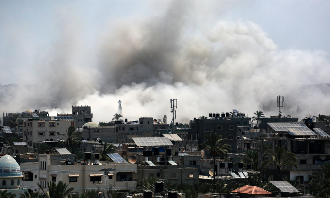 Khói bốc lên sau đòn tập kích của Israel vào Deir-al Bala hôm 27/7. Ảnh: AFP