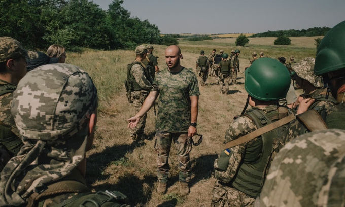 Denis Kravchenko huấn luyện các tân binh của Tiểu đoàn. Ảnh: Guardian