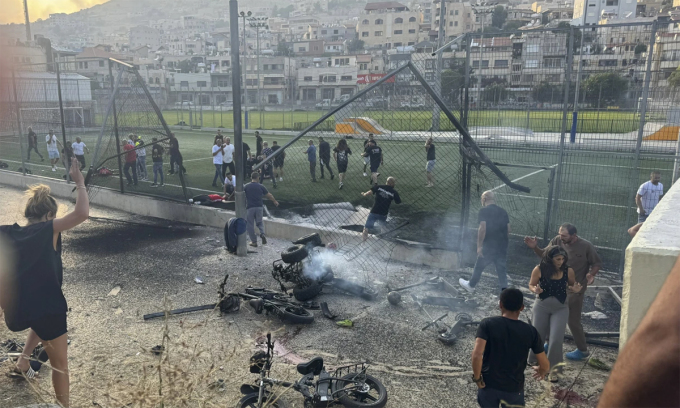 Hiện trường vụ rocket rơi trúng sân bóng tại thị trấn Majdal Shams ngày 27/7. Ảnh: AP