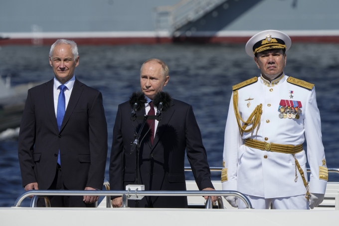 Tổng thống Nga Vladimir Putin (giữa) tại lễ kỷ niệm ngày truyền thống hải quân ở St. Petersburg hôm 28/7. Ảnh: AP
