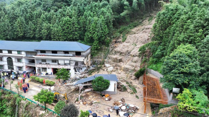 Tòa nhà bị phá hủy một phần vì lở đất gần Hành Dương, tỉnh Hồ Nam, miền trung Trung Quốc vào ngày 28/7. Ảnh: AFP
