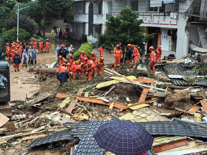 Nhân viên cứu hộ Trung Quốc khắc phục hậu quả vụ lở đất gần Hành Dương, tỉnh Hồ Nam, vào ngày 28/7. Ảnh: AFP