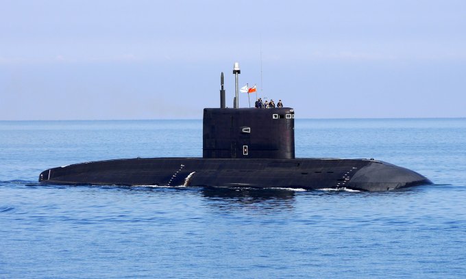 Tàu ngầm Staryy Oskol thuộc Hạm đội Biển Đen hải quân Nga ra biển hồi năm 2016. Ảnh: BQP Nga