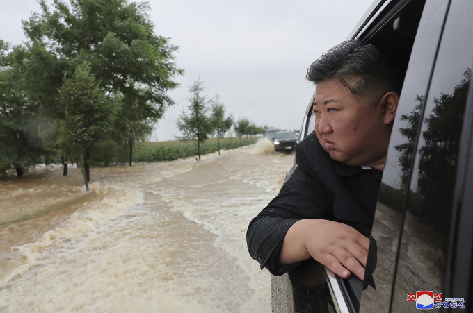 Ông Kim ngồi xe, quan sát khu vực ngập lụt ở vùng tây bắc Triều Tiên, ngày 28/7. Ảnh: KCNA