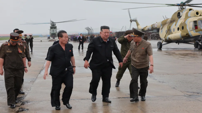 Ông Kim Jong-un trong chuyến thị sát cứu trợ lũ lụt ở tây bắc Triều Tiên. Ảnh: KCNA