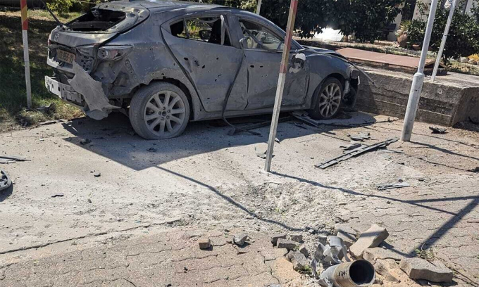 Ôtô bị phá hủy trong trận tập kích nhằm vào khu dân cư HaGoshrim ở miền bắc Israel. Ảnh: ToI