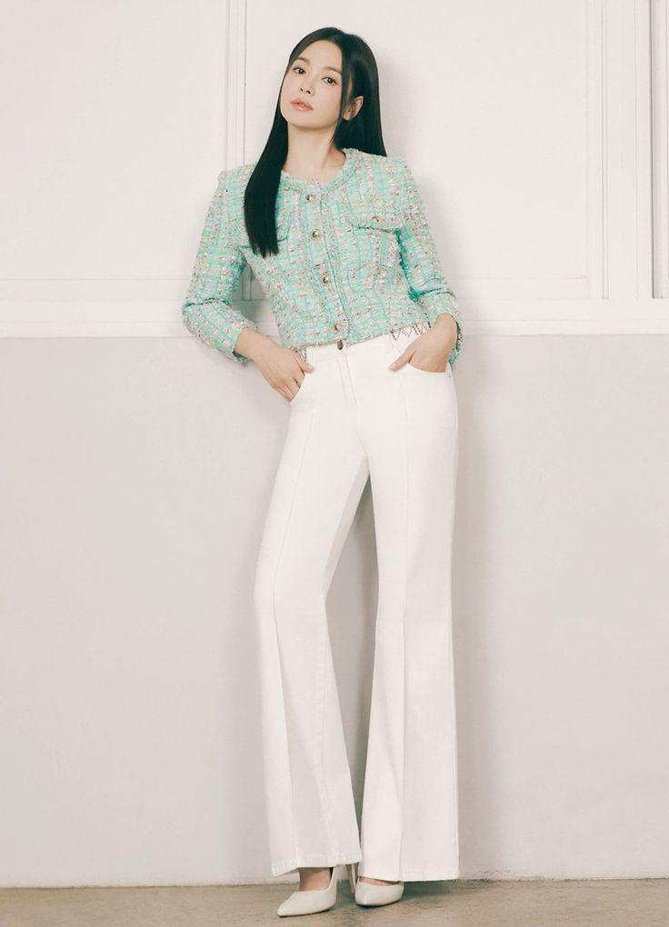 Một kiểu phối đồ công sở đúng chuẩn thanh lịch như Song Hye Kyo, cô nàng chọn quần tây trắng ống loe, áo tweet xanh và giày cao gót. Tổng thể trang phục vừa cổ điển vừa hiện đại mang lại nét kiêu sa cho nàng.