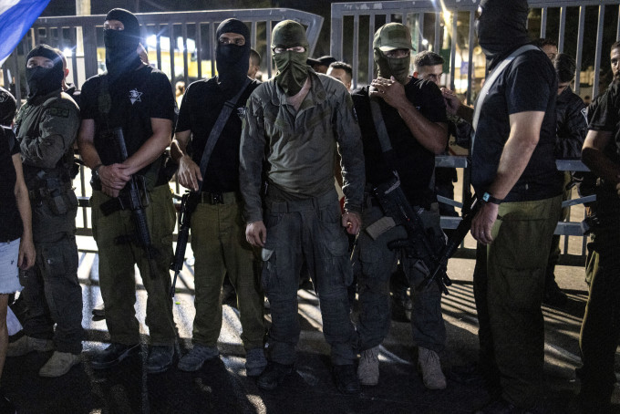 Người biểu tình Israel mang súng vây cổng căn cứ Beit Lid. Ảnh: AFP