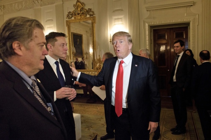 Tỷ phú Elon Musk (giữa) và cựu tổng thống Donald Trump tại Nhà Trắng hồi tháng 2/2017. Ảnh: AFP