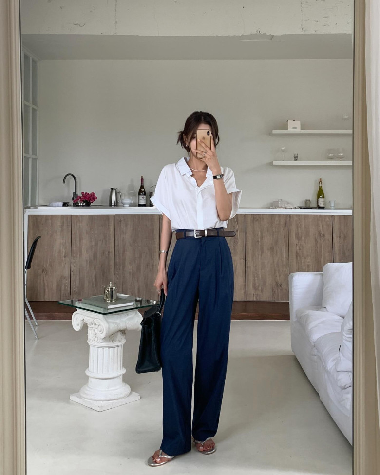 Phong cách smart-casual lên ngôi với combo sơ mi trắng oversized và quần tây ống rộng.