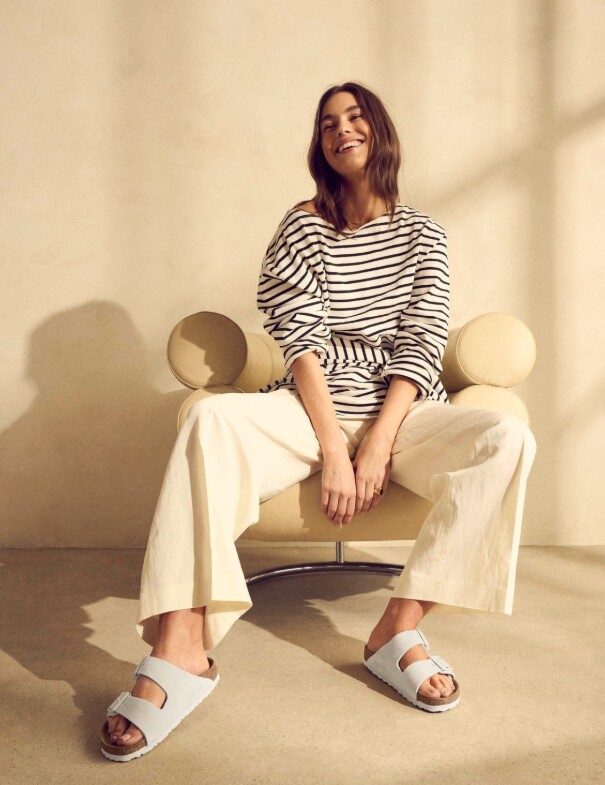 Thời trang và phá cách là những gì mà đôi giày này mang lại cho bạn khi diện với quần ống rộng.