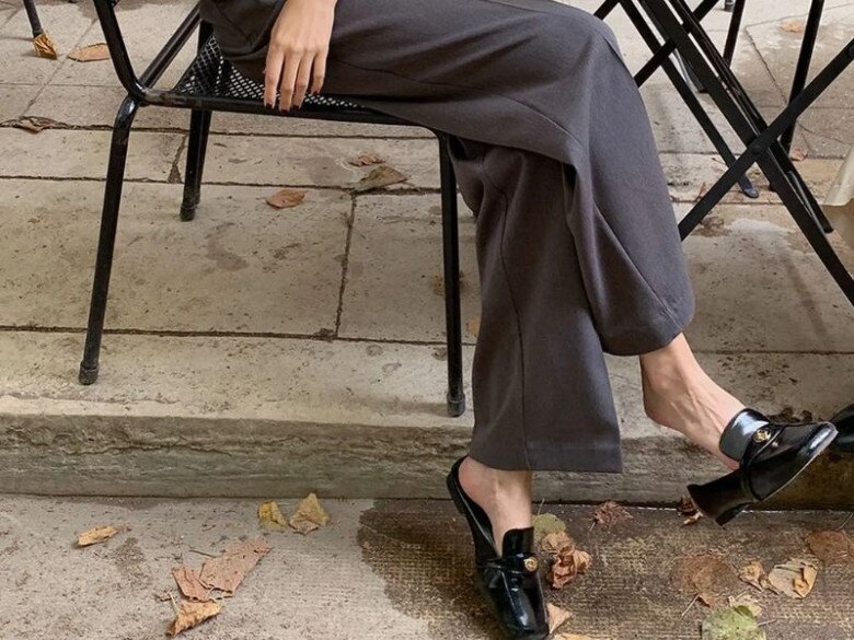 Sự kết hợp giữa quần ống rộng và giày Slippers tạo nên tổng thể phóng khoáng, thoải mái lại pha chút cá tính, phá cách. 