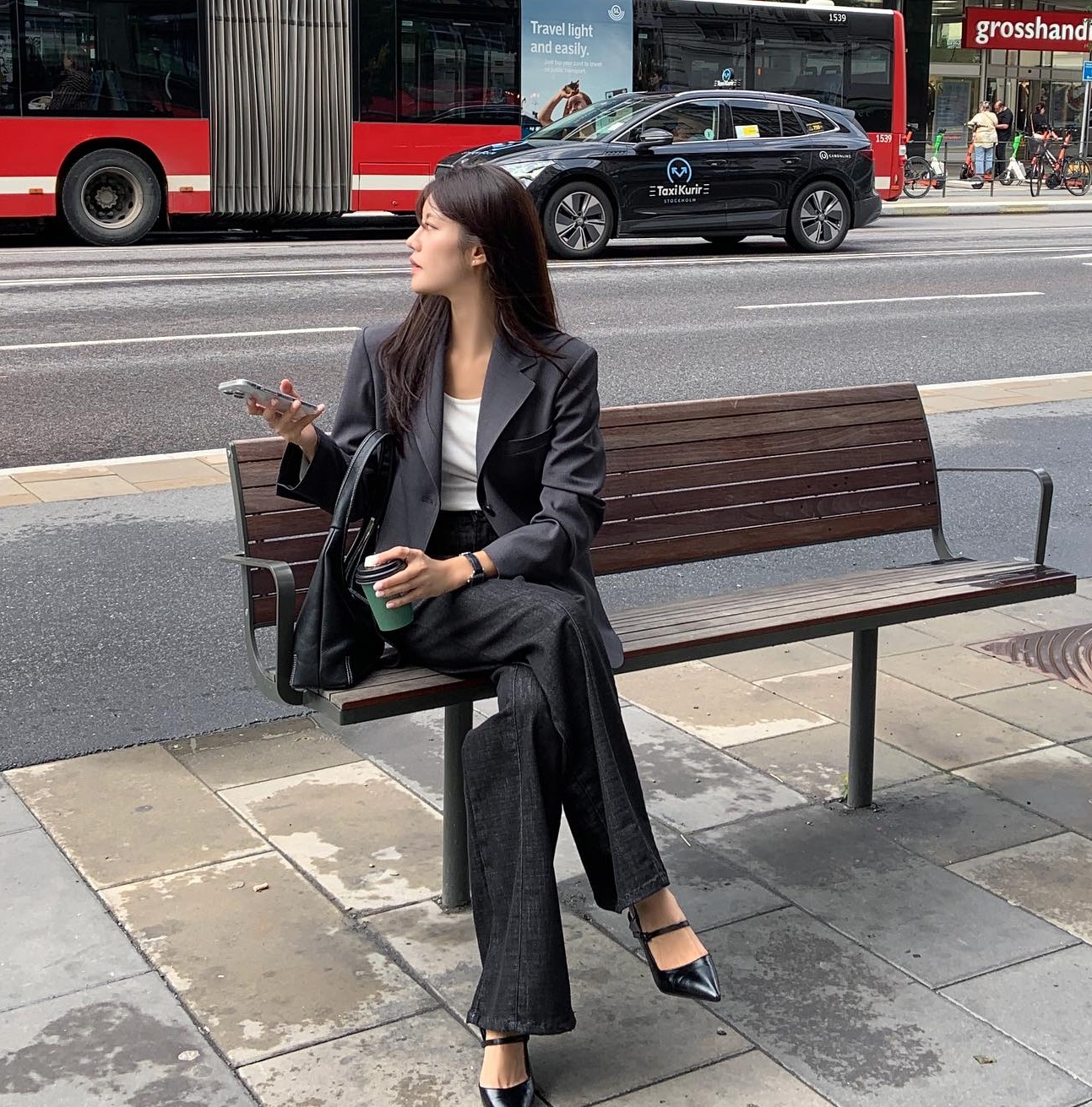 Mặc quần ống rộng mang giày cao gót hay giày đế bệt? Có một kiểu giày “chân ái” khiến dân công sở mê mẩn - 4