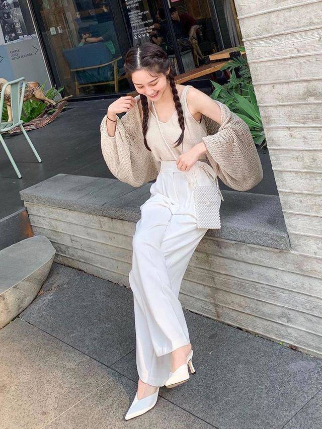 Giày cao gót phù hợp với những thiết kế mang tính thanh lịch, nhẹ nhàng.