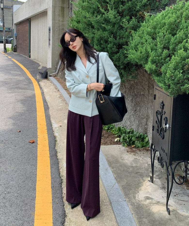 Phối quần ống rộng với giày cao gót có thể khiến chị em như tăng thêm tuổi.