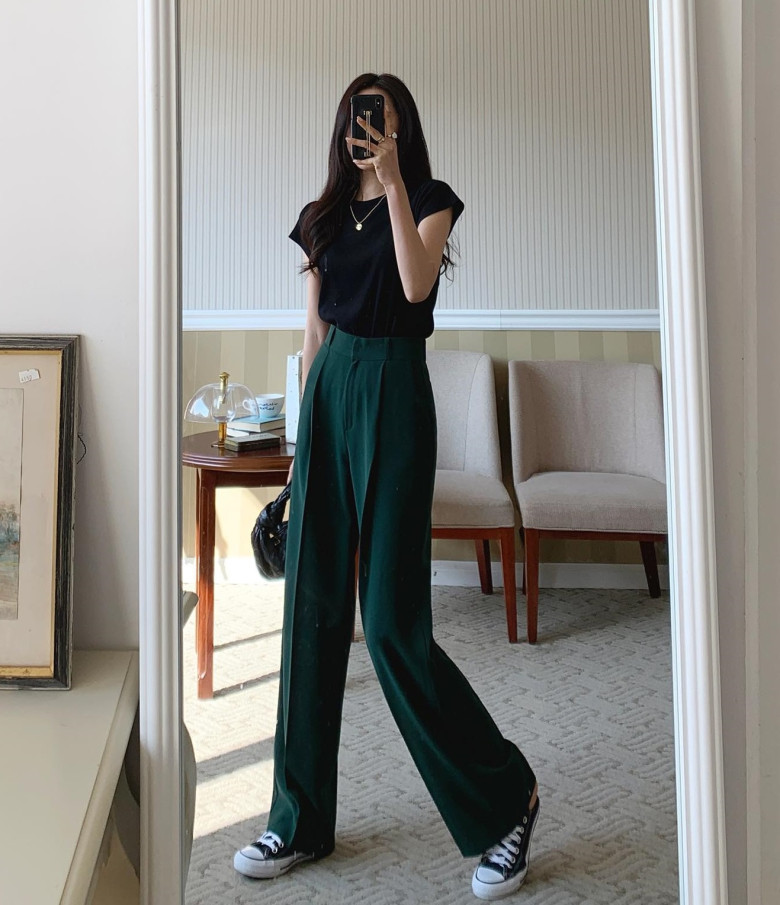 Giày đế bệt có thể khiến chị em trông thiếu trưởng thành, chín chắn trong những buổi họp văn phòng hay các hoạt động cần sự thanh lịch.