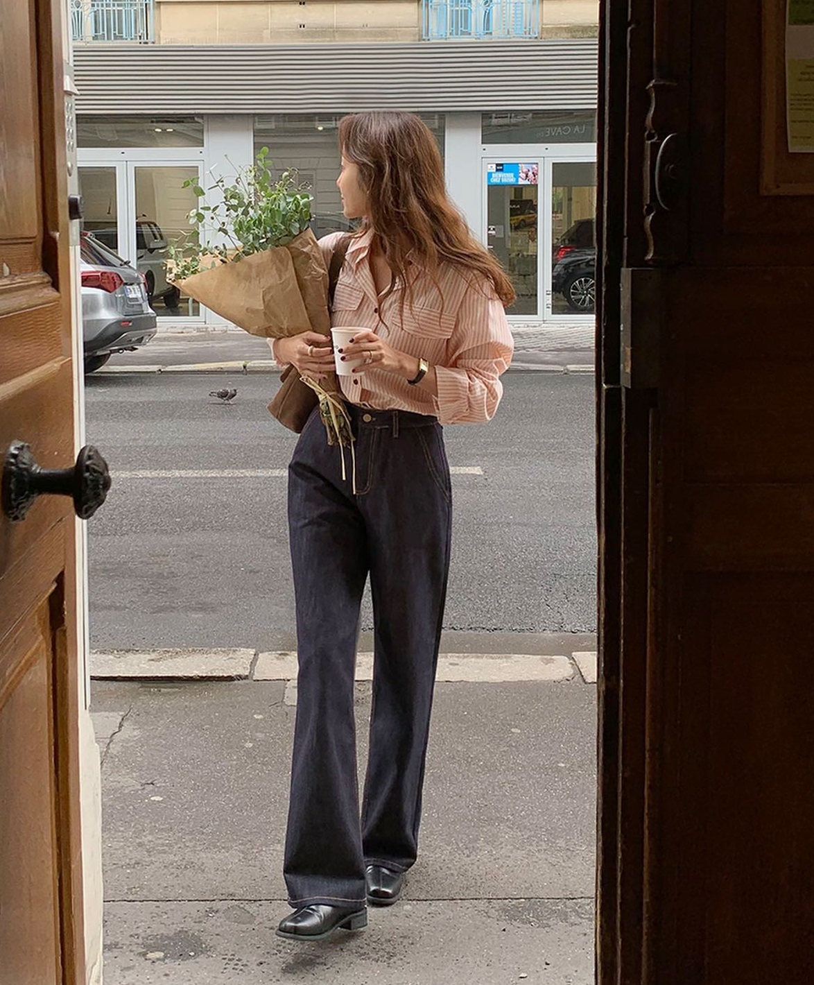 Mặc quần ống rộng mang giày cao gót hay giày đế bệt? Có một kiểu giày “chân ái” khiến dân công sở mê mẩn - 9