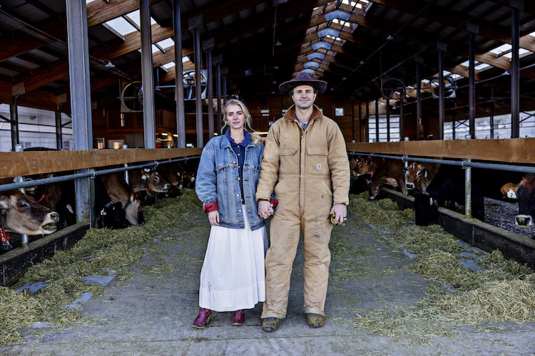 Vợ chồng Hannah và Daniel Neeleman trong nông trại 132 hecta ở Utah năm 2024. Ảnh: Nytimes