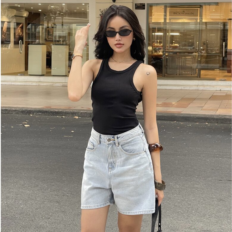 Quần short denim có độ dài ngang đùi sẽ vừa đủ thoải mái mà giúp chị em trông gọn gàng, trẻ trung hơn mà không có cảm giác như đang giả vờ.