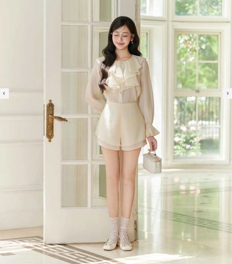 Quần trơn màu hoặc có đường xếp ly trông đơn giản mà đẹp, sang.