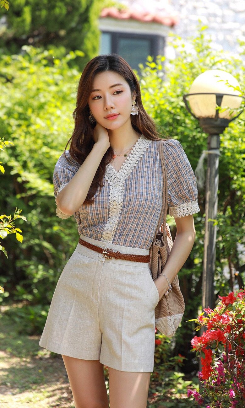 Mặc một chiếc áo sơ mi và quần short xếp ly vải lanh làm từ cùng một chất liệu. Ống quần xếp ly nhẹ cũng làm thay đổi hình ảnh đường nét và tỷ lệ đùi, và một chiếc thắt lưng nổi bật kéo dài thêm chiều dài của đôi chân.